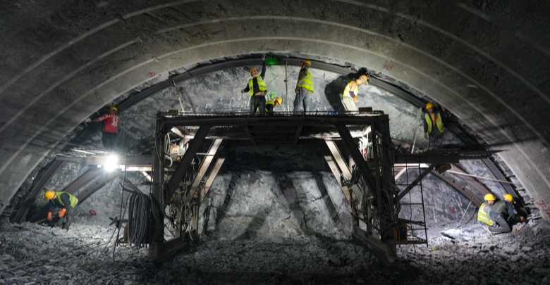 東安隧道掘進過半